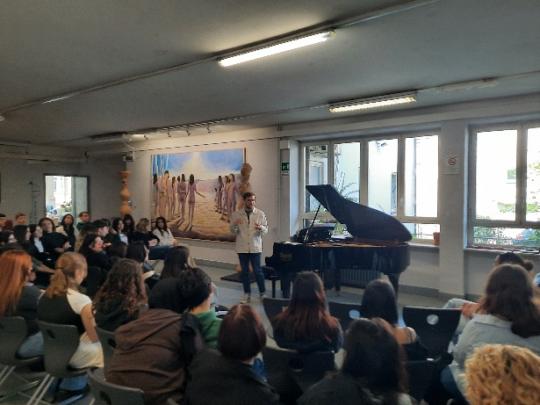Gli alunni del Liceo Giulio Carlo Argan al concerto del pianista Alexander Gadjiev
